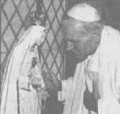 Photo of JPII thanking statue of Mary